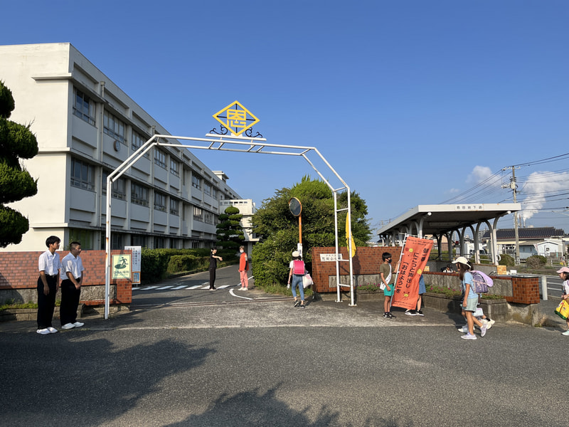 中学生も一緒にあいさつ運動
