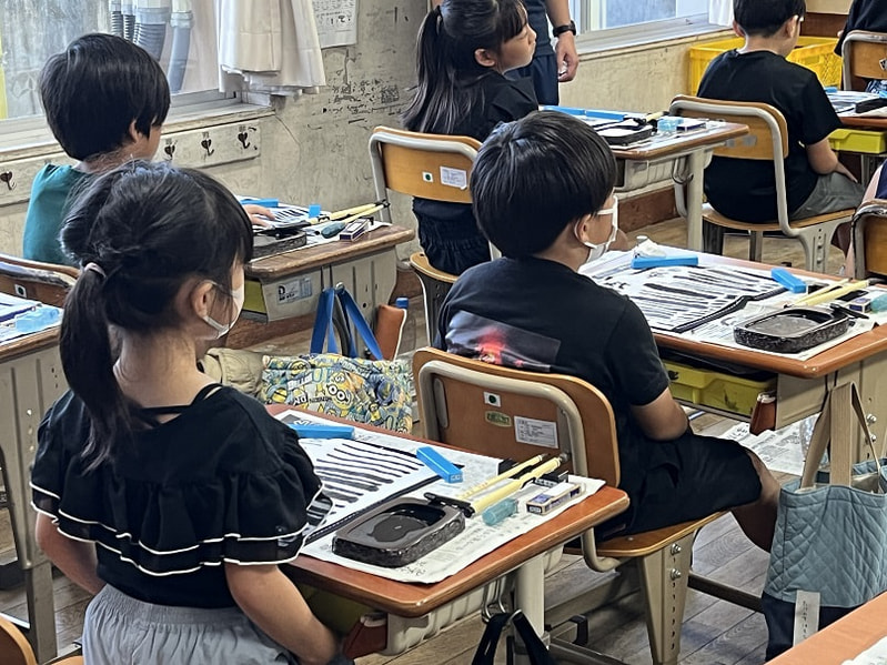 伝統文化推進事業「習字教室」が行われました(3年生)