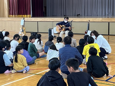昼休みコンサート~ギターの生演奏を楽しみました~