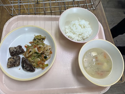 今日の給食はくじらの竜田あげ