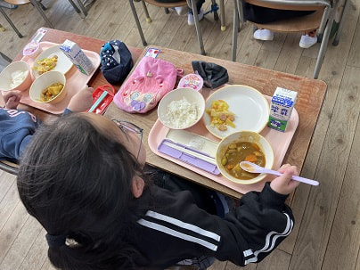 1年生給食開始~地域の方にお世話になっています~