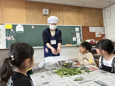 季節のお野菜をいただきます~1年生グリーンピースのさやむき~
