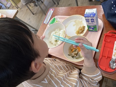 今日の給食は豆ごはん
