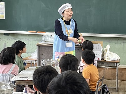 季節のお野菜をいただきます2~2年生そら豆のさやむき~