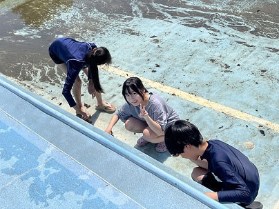 元気いっぱい!プール掃除!!