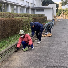 まちづくりサークルのみなさんに、校内をきれいにしていただきました