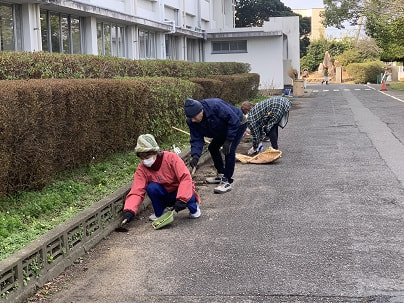 まちづくりサークルのみなさんに、校内をきれいにしていただきました