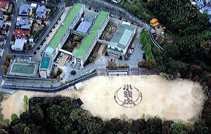 開校30周年記念式典 〈30週年時の学校の全景〉