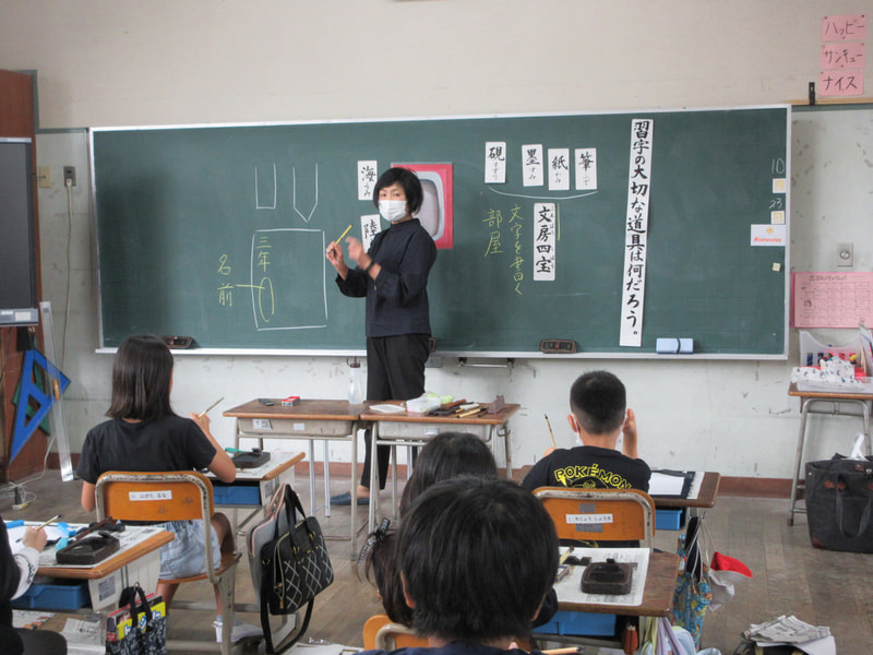 硯を使って習字に挑戦!(3年 赤間硯体験)