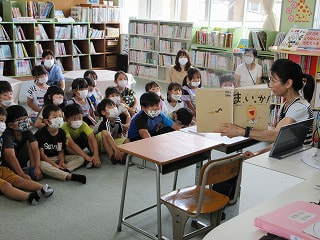 絵本の読み聞かせ(1年)